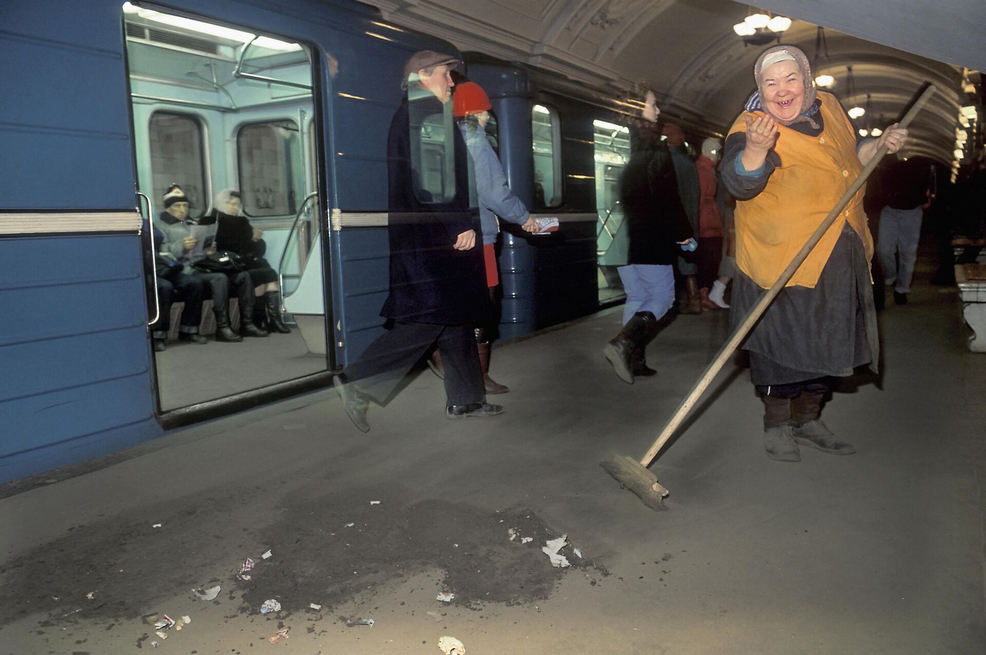 モスクワ地下鉄「十月革命駅」のホームを清掃する従業員の女性(1995年) モスクワ地下鉄「十月革命駅」のホームを清掃する従業員の女性(1995年) - Sputnik 日本, 1920, 07.05.2025