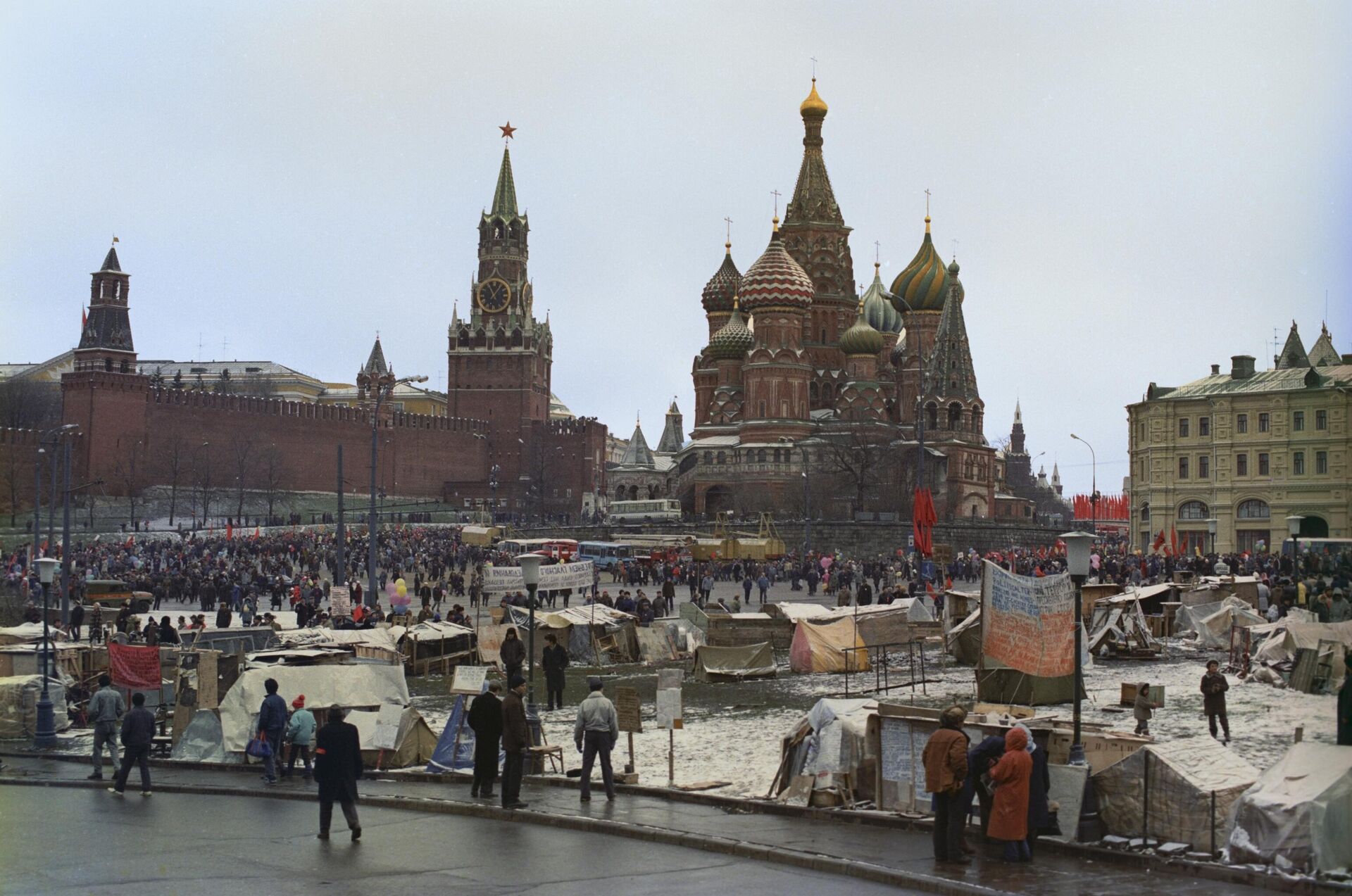 赤の広場とロシアホテルの間に出来たテント村 赤の広場とロシアホテルの間に出来たテント村 - Sputnik 日本, 1920, 07.05.2025