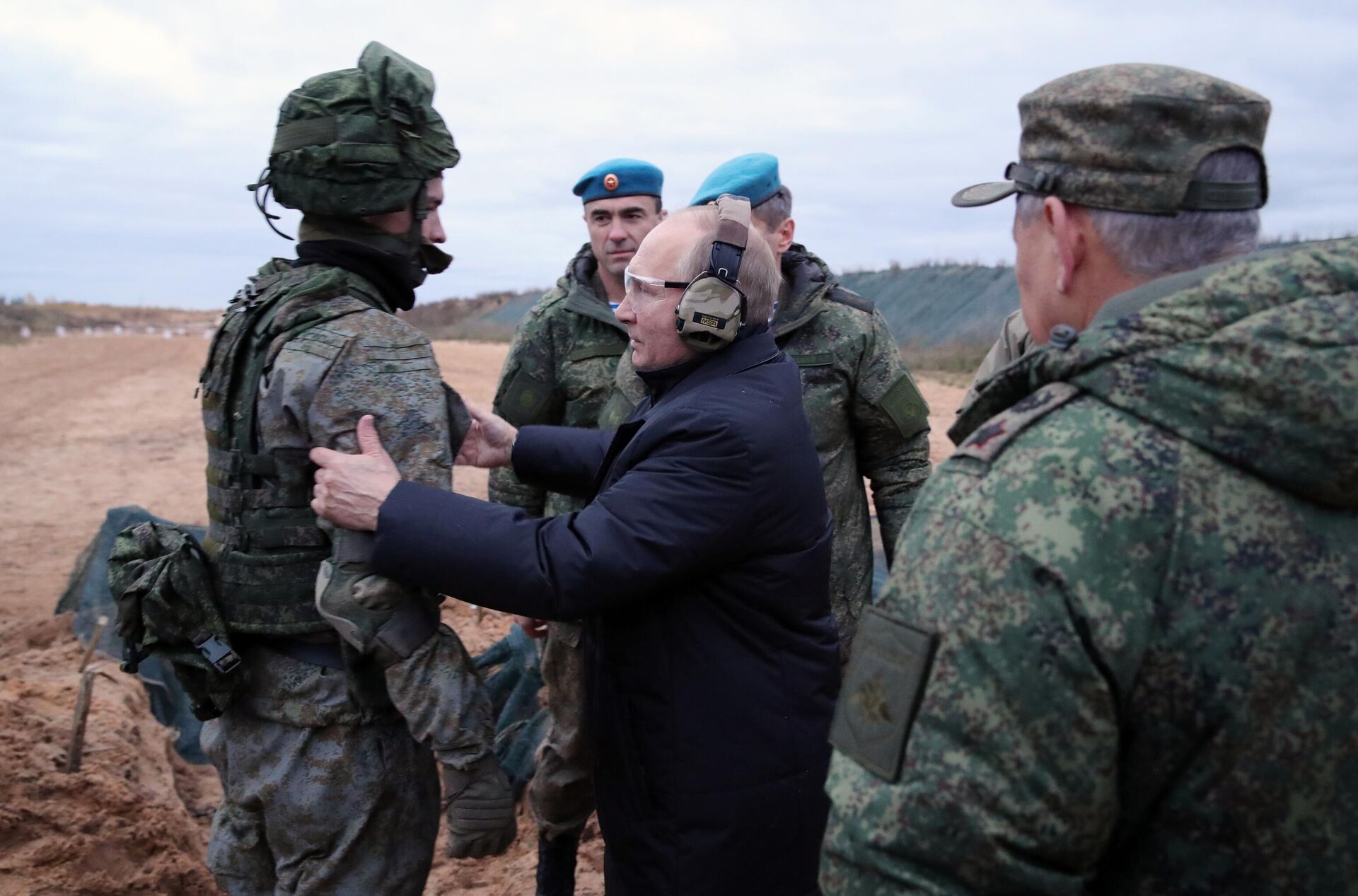 2022年10月22日、リャザン州西軍管区軍事射撃場を視察するロシア連邦軍最高司令官のプーチン大統領 2022年10月22日、リャザン州西軍管区軍事射撃場を視察するロシア連邦軍最高司令官のプーチン大統領 - Sputnik 日本, 1920, 07.05.2025