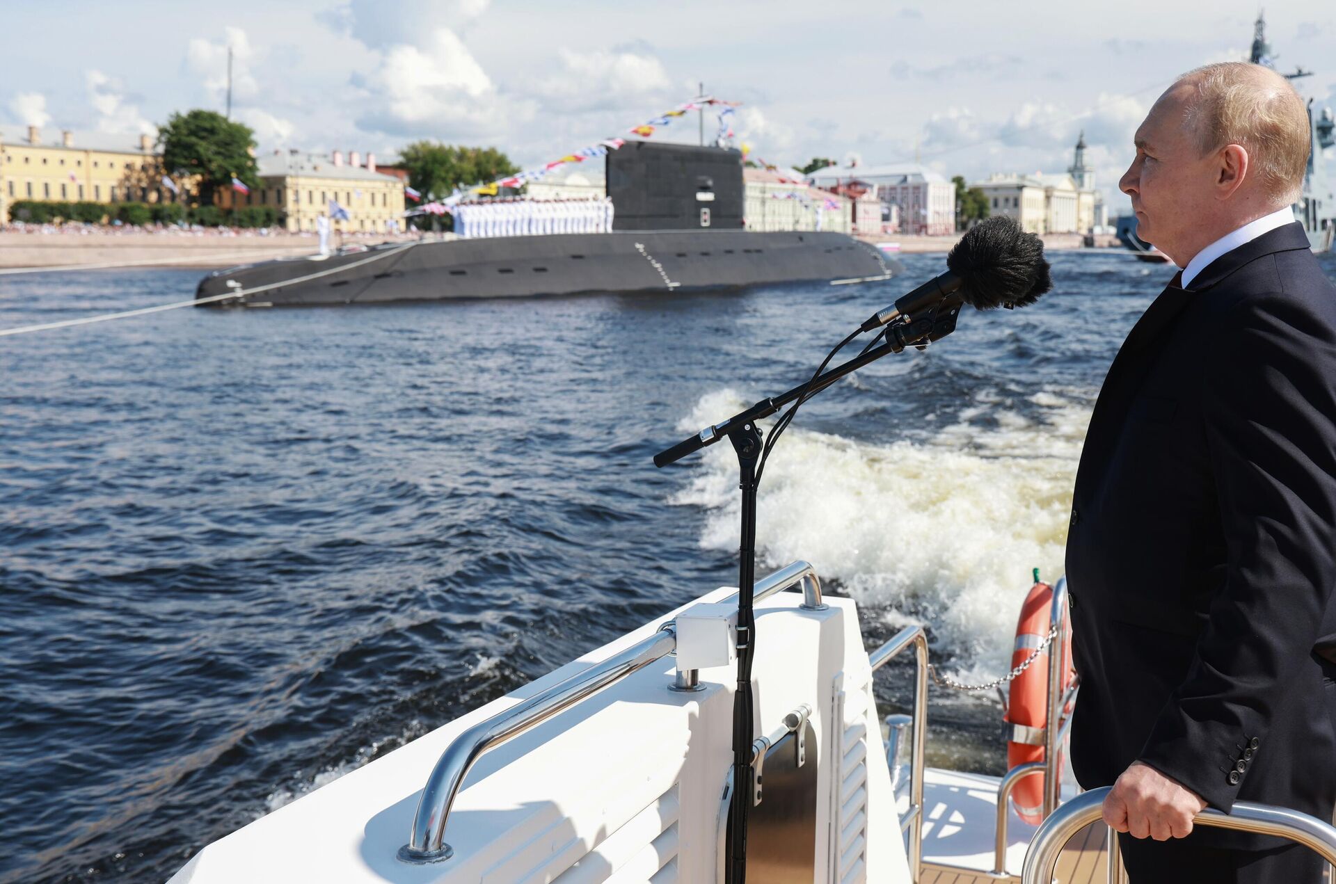 2024年7月28日、ロシア海軍の日の海上軍事パレードに最高司令官としてのぞむプーチン大統領 2024年7月28日、ロシア海軍の日の海上軍事パレードに最高司令官としてのぞむプーチン大統領 - Sputnik 日本, 1920, 07.05.2025