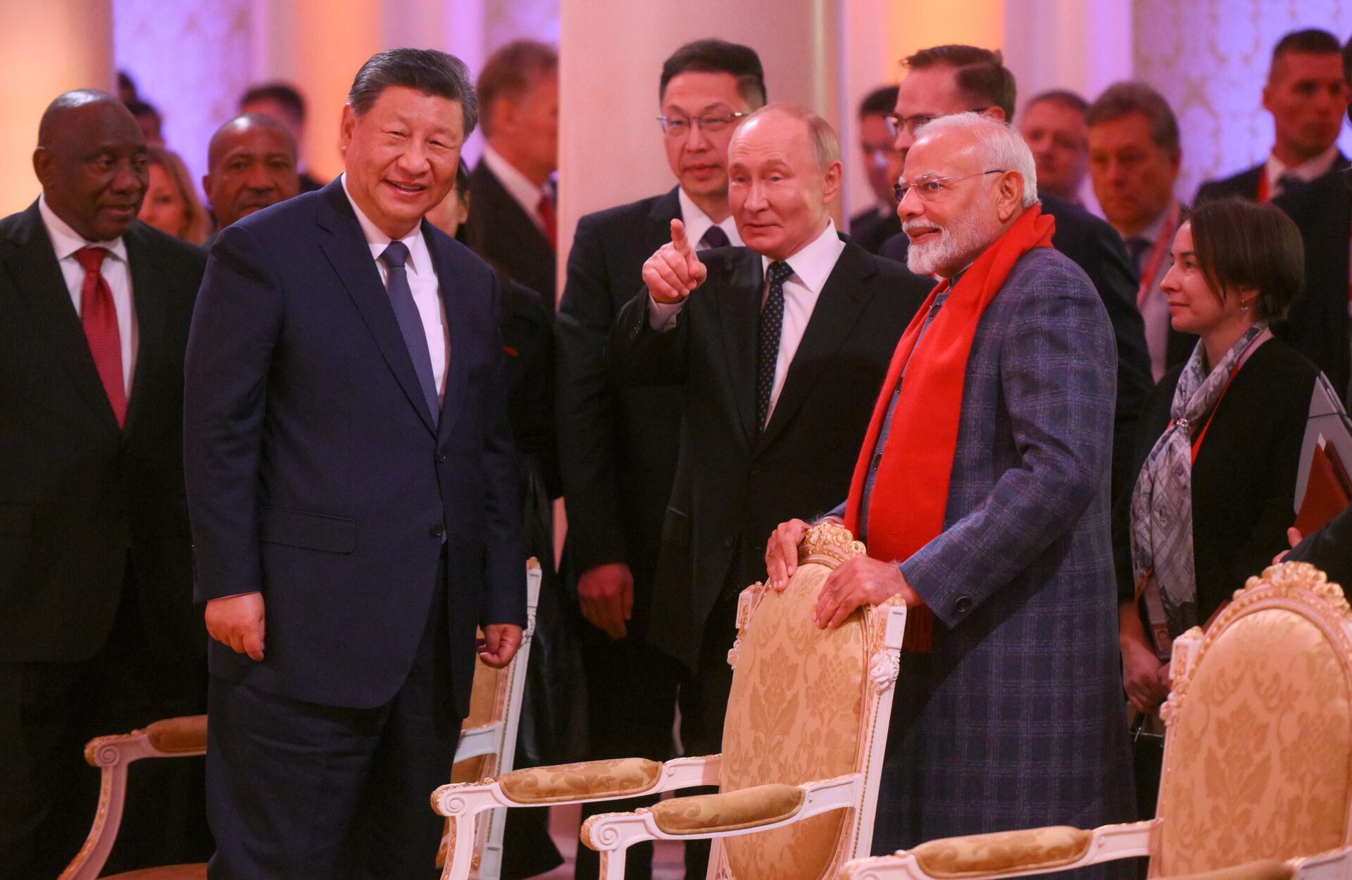 中国の習近平国家主席、ロシアのウラジーミル・プーチン大統領、インドのナレンドラ・モディ首相(左から右に)。第16回BRICS首脳カザン会議で、BRICS諸国代表団団長らの非公式ディナーの前に行われたコンサートの風景 中国の習近平国家主席、ロシアのウラジーミル・プーチン大統領、インドのナレンドラ・モディ首相(左から右に)。第16回BRICS首脳カザン会議で、BRICS諸国代表団団長らの非公式ディナーの前に行われたコンサートの風景 - Sputnik 日本, 1920, 07.05.2025