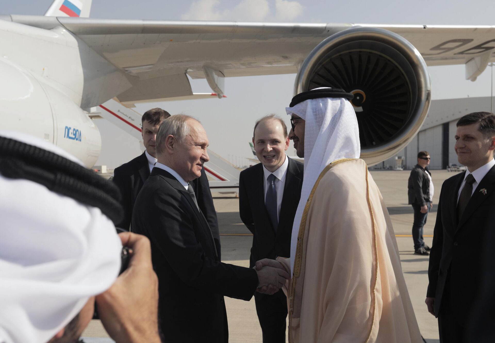 2023年12月6日。ロシアのウラジーミル・プーチン大統領がアブダビの空港での出会い。 2023年12月6日。ロシアのウラジーミル・プーチン大統領がアブダビの空港での出会い。 - Sputnik 日本, 1920, 07.05.2025
