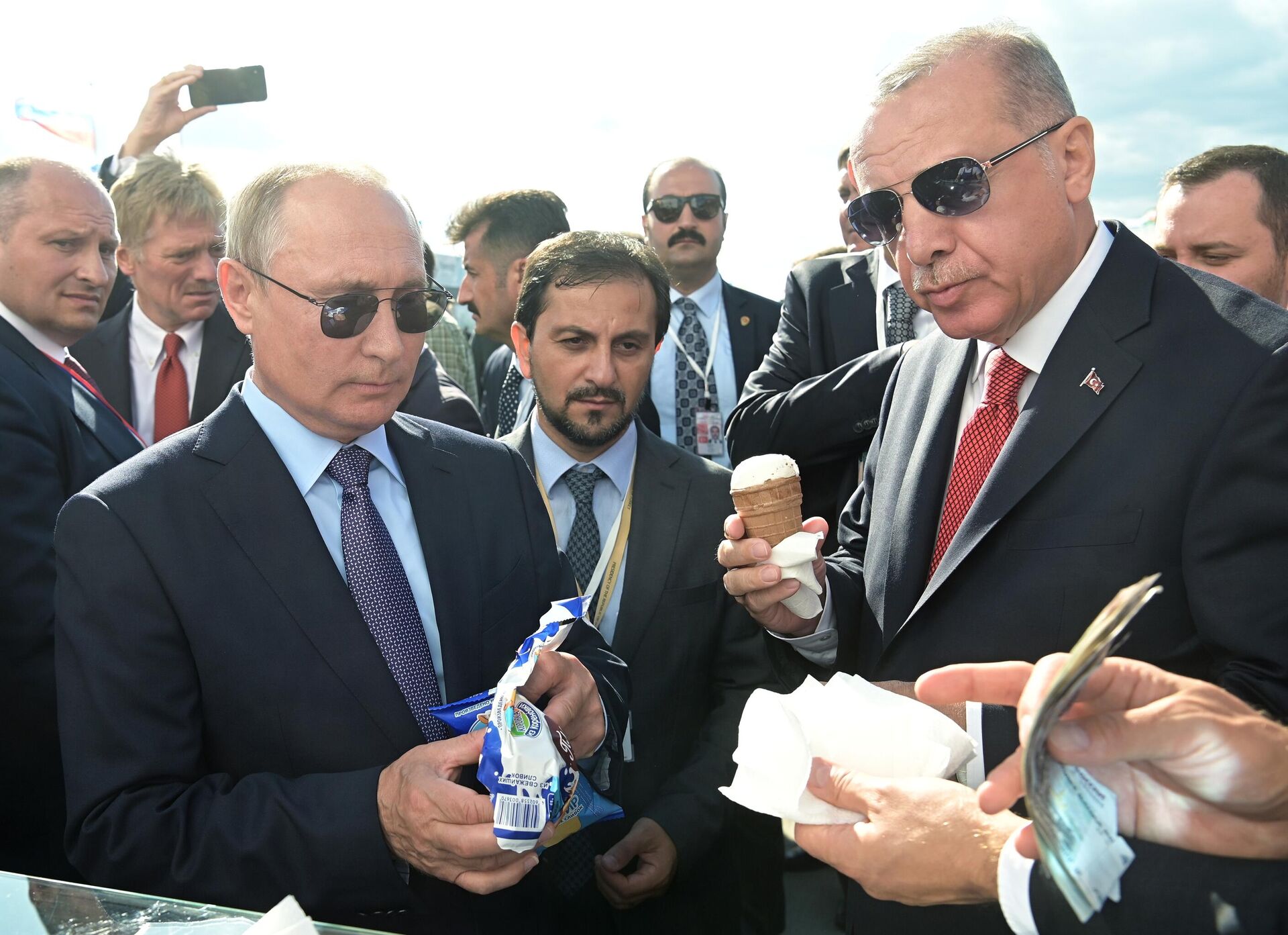 2019年8月27日 。アイスクリームを買うプーチン大統領とトルコのエルドアン大統領。 2019年8月27日 。アイスクリームを買うプーチン大統領とトルコのエルドアン大統領。 - Sputnik 日本, 1920, 07.05.2025