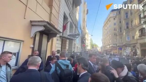 🎥 トルコ・イスタンブールのロシア総領事館周辺の様子。スプートニク特派員が撮影した。ここでまもなくロシア代表団の団長を務めるメジンスキー大統領補佐官が声明を発表する予定。 - Sputnik 日本
