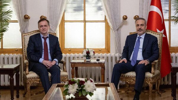 🇷🇺🇹🇷 トルコのフィダン外相はイスタンブール市内のドルマバフチェ宮殿でロシア代表団と面会を行っている。トルコ外務省が発表し、写真を公開した。 - Sputnik 日本