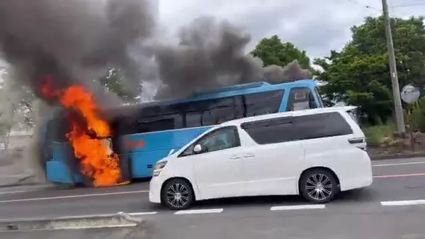 🎥 茨城県城里町阿波山で観光バスが炎上中。出火は後輪部分からで高い炎が激しく上がっている。SNS上の投稿によると、少なくとも6台の消防車が来て消火活動が行われている。 - Sputnik 日本