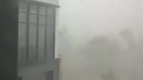 😨 昨日、米ミズーリ州のセントルイス市を吹き荒れたストームがどれだけ狂暴だったか、秒でわかる映像。瞬きする間にマンションの最上階はもう無い…。動画はSNSで拡散中。 - Sputnik 日本