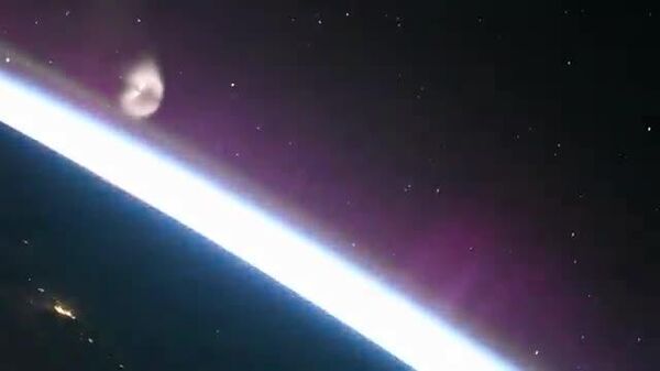 😮 地表近くを猛スピードで飛ぶこれは何？ UFO？？ これは大気圏の上を飛んでいくロケット。国際宇宙ステーションに滞在中のロシアのキリル・ペスコフ宇宙飛行士が図らずも宇宙からその映像を捉え、自身のSNSで公開。 - Sputnik 日本
