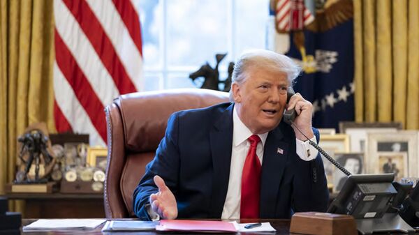 Президент США Дональд Трамп разговаривает по телефону в Овальном кабинете Белого дома - Sputnik 日本