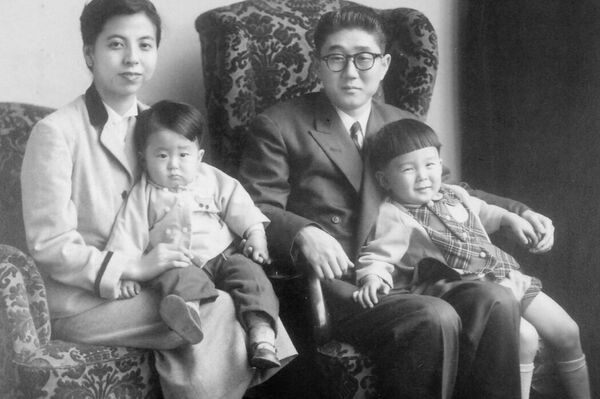 1956年当時の安倍一家:左から母・洋子、2歳の晋三、父・安倍晋太郎、兄・寛信 1956年当時の安倍一家:左から母・洋子、2歳の晋三、父・安倍晋太郎、兄・寛信 - Sputnik 日本