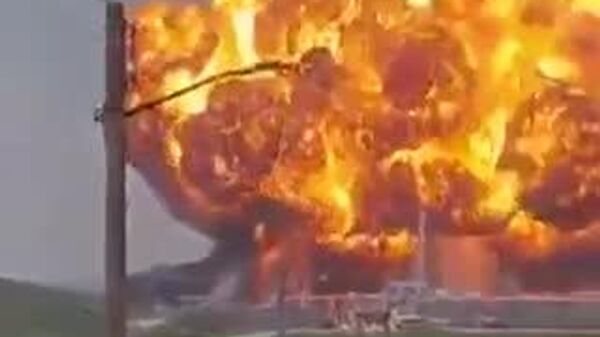 🇲🇽 メキシコ北部ヌエボ・レオン州の石油加工会社の拠点で、爆発が発生。地元メディアによると、少なくとも1人が負傷し、ディーゼル燃料のタンク13基などが失われた。動画は目撃者が撮影したとみられるSNS上の投稿映像。 - Sputnik 日本