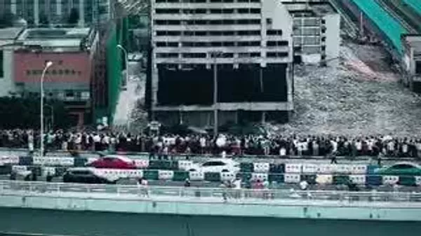 🇨🇳 大規模再開発が進む中国・重慶の菜園壩（さいえんは）駅で、ランドマークとなっていた築70年以上のビルが爆破解体された。大勢の報道陣や野次馬も集まった模様。 - Sputnik 日本