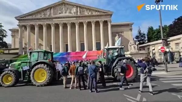 🚜 フランス・パリでは怒れる農家が、国民議会（下院）前にトラクターを並べて抗議。規制改革の議論長期化や、左派の環境規制に反対しているとか。 - Sputnik 日本