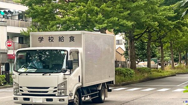 【広島の小学校校門に無人トラック 教員2人けが】 - Sputnik 日本
