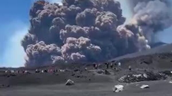 【欧州最高峰の活火山が噴火開始】 - Sputnik 日本