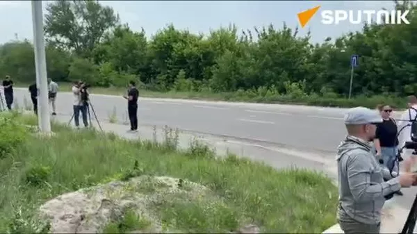 ⚡️露ブリャンスク州に外国の報道陣が到着し、ウクライナ軍兵士の遺体を積んだ冷凍車を取材した。スプートニク特派員が伝えた。 - Sputnik 日本