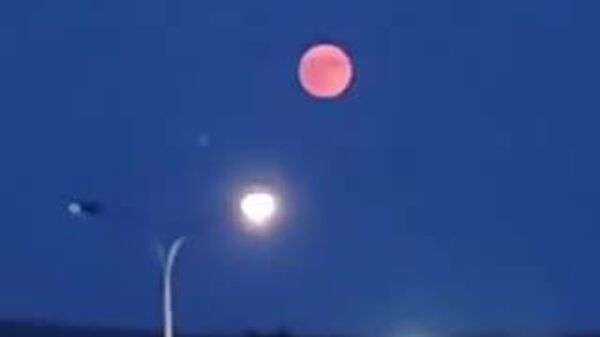 【18年に一度のストロベリー・ムーン、ロシアの夜空に輝く】 - Sputnik 日本