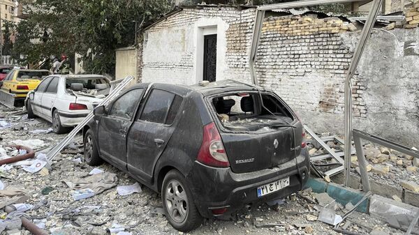 Автомобили в Тегеране, поврежденные в результате израильских авиаударов по Ирану - Sputnik 日本