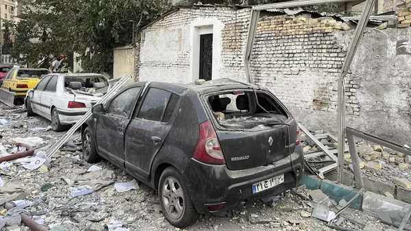 Автомобили в Тегеране, поврежденные в результате израильских авиаударов по Ирану - Sputnik 日本