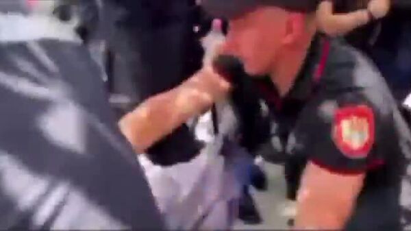 🎥 モルドバの首都キシナウ市警がLGBT行進に反対する聖職者を地面にねじ伏せている。動画はSNSで拡散中。 - Sputnik 日本