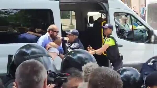🇲🇩 モルドバでLGBT行進に反対する市民が逮捕、拘束され始めた。幼児を腕に抱えた男性が警察によって乱暴にバスに詰め込まれている。動画はSNSで拡散されている。 - Sputnik 日本