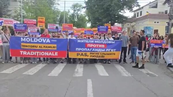 🇲🇩 キシニョフでは、さらに別の陣営「パベーダ（勝利）」も反LGBT（ロシアは急進主義的として禁止）行進を掲げ、独自のデモ行進を行った。 - Sputnik 日本