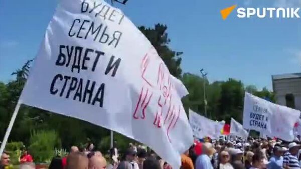 【キシニョフ 反LGBT行進に約1万人が参加中】 - Sputnik 日本