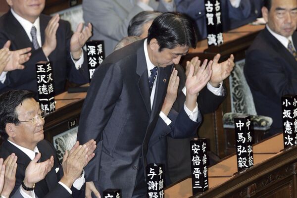 2006年9月26日、衆議院本会議で、日本の新首相に選出され一礼する自民党の安倍晋三総裁。52歳で第90代首相に就任、経済改革を主導し、北朝鮮には厳しい姿勢を示し、韓国や中国との関係修復を目指した 2006年9月26日、衆議院本会議で、日本の新首相に選出され一礼する自民党の安倍晋三総裁。52歳で第90代首相に就任、経済改革を主導し、北朝鮮には厳しい姿勢を示し、韓国や中国との関係修復を目指した - Sputnik 日本