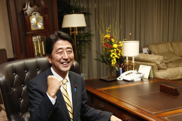 2012年9月26日、自民党本部で総裁の椅子に座り、ガッツポーズをとる安倍晋三氏 2012年9月26日、自民党本部で総裁の椅子に座り、ガッツポーズをとる安倍晋三氏 - Sputnik 日本