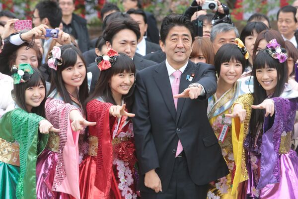 2013年4月20日、新宿御苑で「桜を見る会」を主催した安倍晋三首相。招待客の人気歌手、ももいろクローバーとZポーズをとる首相。 2013年4月20日、新宿御苑で「桜を見る会」を主催した安倍晋三首相。招待客の人気歌手、ももいろクローバーとZポーズをとる首相。 - Sputnik 日本