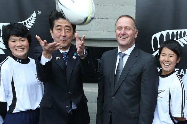 2014年7月7日、ニュージーランドのオークランドにあるヴィラ・マリア・ワイナリーで、新スポーツプログラムに参加する学生と面談した安倍晋三首相とジョン・キー・ニュージーランド首相。安倍首相はオークランドを訪れ、ジョン・キー首相と環太平洋パートナーシップ協定に関する会談を行った。安倍首相はその後、2011年2月の地震で亡くなった28人の日本国民を追悼するため、クライストチャーチに向かった 2014年7月7日、ニュージーランドのオークランドにあるヴィラ・マリア・ワイナリーで、新スポーツプログラムに参加する学生と面談した安倍晋三首相とジョン・キー・ニュージーランド首相。安倍首相はオークランドを訪れ、ジョン・キー首相と環太平洋パートナーシップ協定に関する会談を行った。安倍首相はその後、2011年2月の地震で亡くなった28人の日本国民を追悼するため、クライストチャーチに向かった - Sputnik 日本
