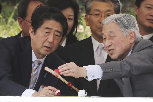 2015年5月30日、皇居で行われた日本古来の馬術競技である打毬のデモンストレーションで、天皇陛下(右)と安倍晋三首相が毬杖(きゅうじょう)と毬(たま)に触れる様子 2015年5月30日、皇居で行われた日本古来の馬術競技である打毬のデモンストレーションで、天皇陛下(右)と安倍晋三首相が毬杖(きゅうじょう)と毬(たま)に触れる様子 - Sputnik 日本