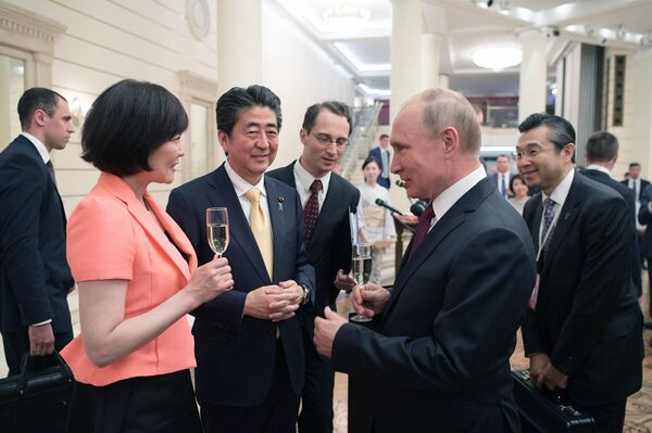2018年5月26日、ウラジーミル・プーチン大統領と安倍晋三首相、安倍昭恵夫人も共に、ボリショイ劇場で行われた「ロシアにおける日本年」の開会式に出席 2018年5月26日、ウラジーミル・プーチン大統領と安倍晋三首相、安倍昭恵夫人も共に、ボリショイ劇場で行われた「ロシアにおける日本年」の開会式に出席 - Sputnik 日本