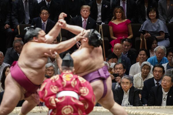 2019年5月26日、ドナルド・トランプ大統領は、安倍晋三首相とともに東京・両国国技館で開催された相撲を観戦。右上は安倍昭恵夫人、右から2番目はメラニア夫人 2019年5月26日、ドナルド・トランプ大統領は、安倍晋三首相とともに東京・両国国技館で開催された相撲を観戦。右上は安倍昭恵夫人、右から2番目はメラニア夫人 - Sputnik 日本