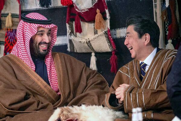 安倍晋三首相(右から2番目)が、サウジアラビアの伝統的な衣装を着て、同国のムハンマド・ビン・サルマン皇太子と、アルウラのテントで談笑する様子。アルウラはサウジアラビアが観光地として位置付ける、メディナ北西部に位置する都市 安倍晋三首相(右から2番目)が、サウジアラビアの伝統的な衣装を着て、同国のムハンマド・ビン・サルマン皇太子と、アルウラのテントで談笑する様子。アルウラはサウジアラビアが観光地として位置付ける、メディナ北西部に位置する都市 - Sputnik 日本
