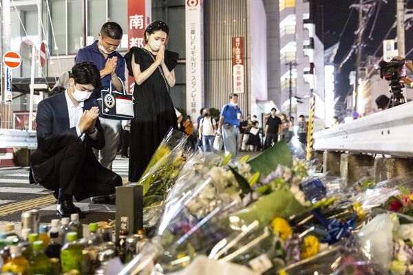 2022年7月8日、選挙運動中に銃撃された元首相安倍晋三氏を悼む人々が、大和西大寺駅現場で祈りを捧げる様子 2022年7月8日、選挙運動中に銃撃された元首相安倍晋三氏を悼む人々が、大和西大寺駅現場で祈りを捧げる様子 - Sputnik 日本