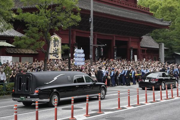 2022年7月12日、東京で安倍晋三元首相の葬儀が行われた後、棺を載せた霊柩車が増上寺を後にする 2022年7月12日、東京で安倍晋三元首相の葬儀が行われた後、棺を載せた霊柩車が増上寺を後にする - Sputnik 日本