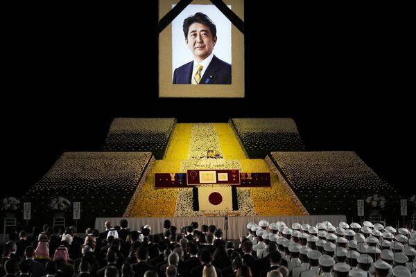 2022年9月27日、東京・日本武道館で行われた国葬会場に掲げられた安倍晋三元首相の肖像画 2022年9月27日、東京・日本武道館で行われた国葬会場に掲げられた安倍晋三元首相の肖像画 - Sputnik 日本