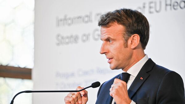 French President Emmanuel Macron attends a news conference after the Informal Summit and Meeting within the European Political Community at Prague Castle - Sputnik 日本
