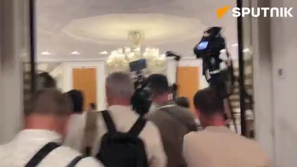 🎥 協議終了とともに記者団にはチュラーン宮殿への入室が許可された。ロシア代表団の記者会見会場へ向かう記者団が機材を抱え、我先に階段を上がっている。スプートニクが報じた。 - Sputnik 日本