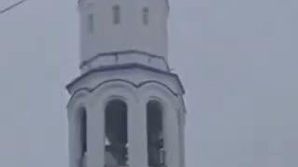 🇷🇺 露カムチャツカ半島の一連の地震で、ペトロパブロフスク・カムチャツキーの修道院で撮影されたとみられる映像によると、振動のせいか塔の鐘が激しく鳴り響いた模様。動画はSNSより。 - Sputnik 日本