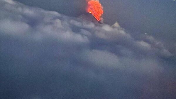 🌋 クリュチェフスカヤ火山の噴火の様子をとらえたとする映像がSNSに投稿されている。飛行中の飛行機の窓から撮影したものと思われる。この飛行は乗客にとって長く記憶に残るだろう。 - Sputnik 日本