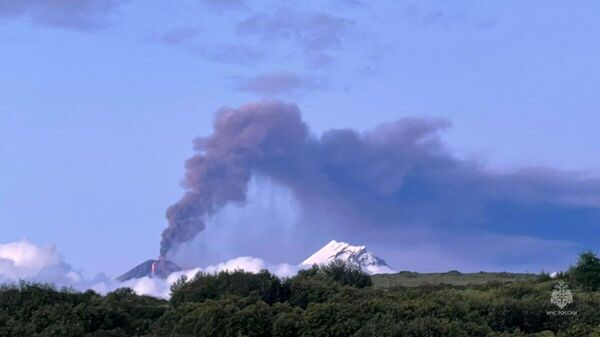 【カムチャツカ半島・クリュチェフスカヤ火山の噴火 航空危険レベルが最高ランクに】 - Sputnik 日本