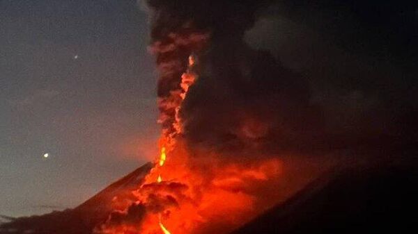 【カムチャッカのクリュチェフスコイ火山 噴煙が1万メートルまで上がる】 - Sputnik 日本