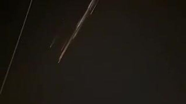 【小惑星じゃない スペインの夜空を切り裂いた閃光の正体は？】 🇪🇸☄️これはロケットの一部。中国が衛星の軌道投入のために8日に打ち上げた4段式「Smart Dragon-3」（捷龙三号）の最後の段が切り離され、大気圏に突入し、スペイン領域をめがけて落下した。 - Sputnik 日本