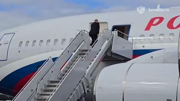 🎥🛫プーチン大統領はトランプ大統領との会談を終え、アンカレッジの飛行場で飛行機に乗り込み、アラスカ訪問を終えた。 - Sputnik 日本