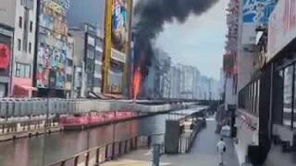 【大阪・道頓堀で火災】 各報道によると、18日午前、大阪ミナミ・道頓堀の建物で火災が発生。現在、消防車など約30台が出動して消火活動にあたっている。現場で目撃者が撮影したとみられる映像からは、黒煙が上がっている様子が確認できる。 - Sputnik 日本