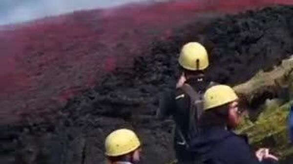 🌋 伊エトナ山の火山活動は依然として止む気配はない。赤黒い溶岩は火山灰を集中的に吐きながら、あたかも意思を持つ、火の河となって流れ出している。 - Sputnik 日本
