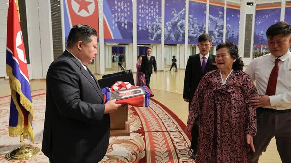 【金正恩氏がクルスク州解放作戦で戦死した兵士らの遺族と面会】 - Sputnik 日本