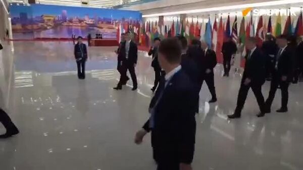 🇷🇺🎶サミット会場に入場したプーチン大統領をロシア民謡「カリンカ」が出迎えた。 - Sputnik 日本